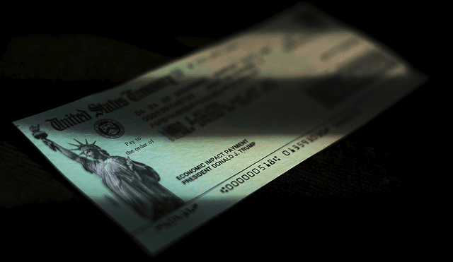 Los cheques de asistencia económica de coronavirus que envió el Departamento de Tesoro a los ciudadanos de Estados Unidos. | Foto: Chip Somodevilla / AFP