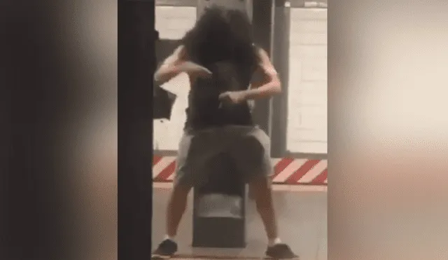 Un video muestra el divertido momento en que un joven metalero interpreta su canción favorita en una estación del metro.