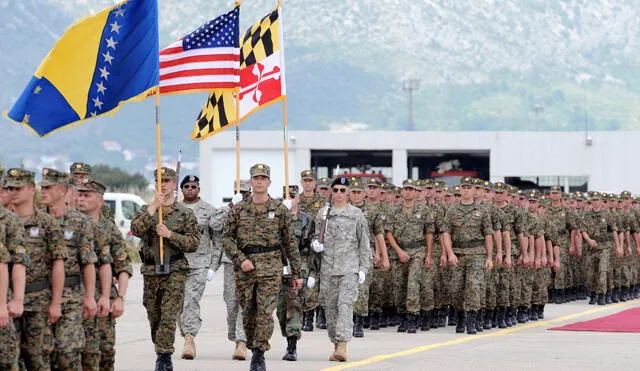 Soldados estadounidenses desfilan con las fuerzas armadas bosnias en una ceremonia del Día de la Amistad entre Bosnia y Estados Unidos en 2008. Foto: AFP