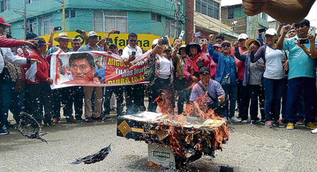 Maestros persisten en su lucha y queman ataúdes con foto de ministra
