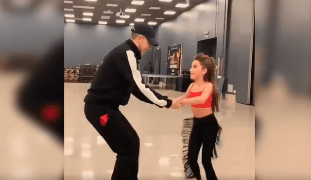 En Facebook, un padre con su hija demostró su talento en el baile y recibieron los elogios por sus movimientos.