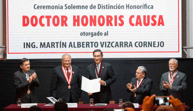 Martín Vizcarra recibió reconocimiento de la UNI, lugar en el que estudió. Foto: Andina