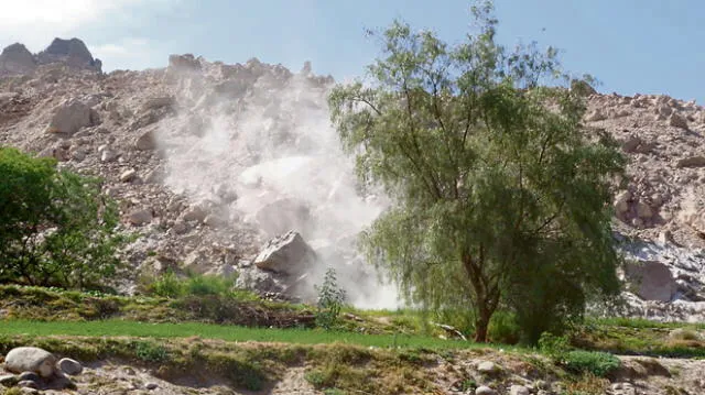 Arequipa: Deslizamientos siguen sepultando tierras en Vítor