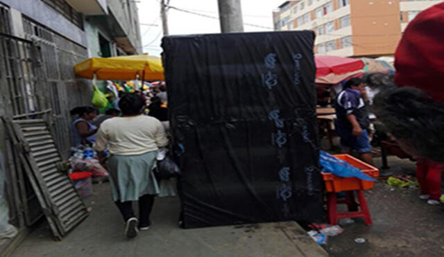  Chiclayo: vecinos se quejan de colchones que obstaculizan la vereda