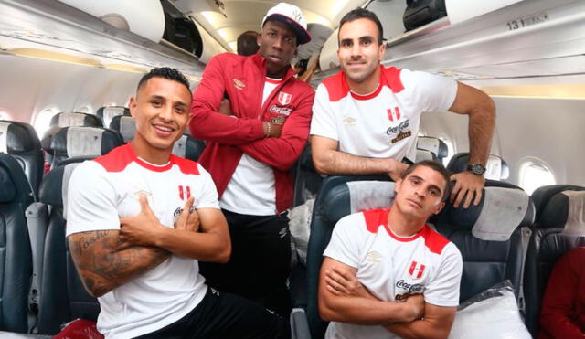 Luis Advíncula junto a sus compañeros de la selección peruana. Foto: Twitter / @SeleccionPeru