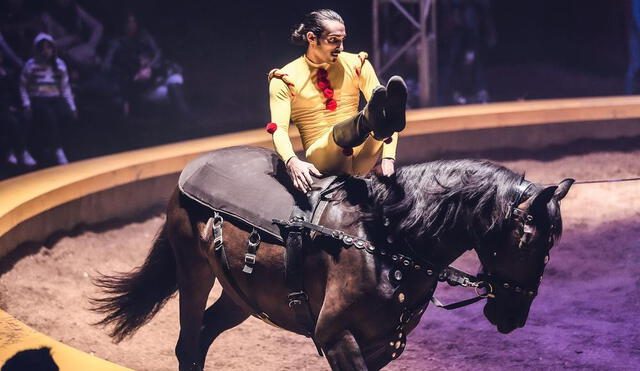 Los malabares en caballo son un sello en el circo de La Tarumba.