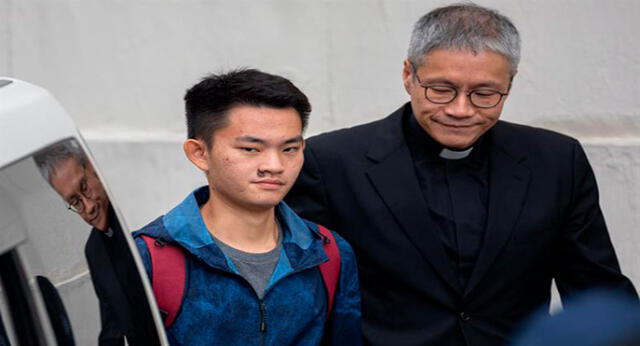 Chan Tong-kai (i) salió en libertad en compañía del reverendo anglicano Peter Koon. Foto: Efe