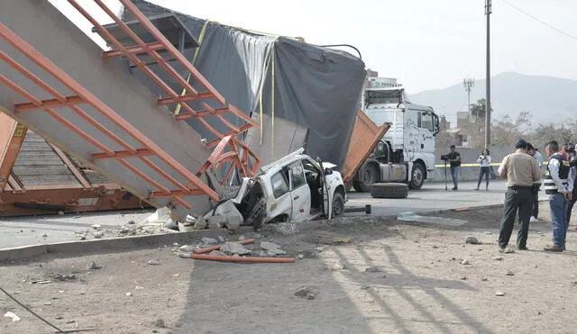 Siete heridos deja caída de puente peatonal que fue impactado por un camión
