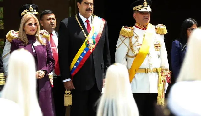 Castrense. Nicolás Maduro y su esposa (izq.) celebran 208 años de independencia de su país.
