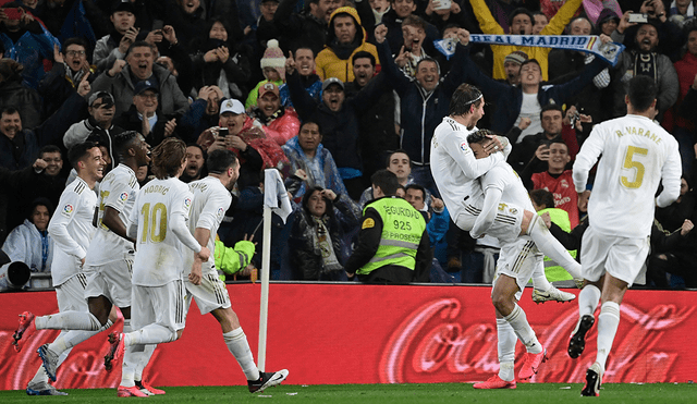 El equipo del Real Madrid festejando el gol de Mariano Díaz. | Foto: AFP