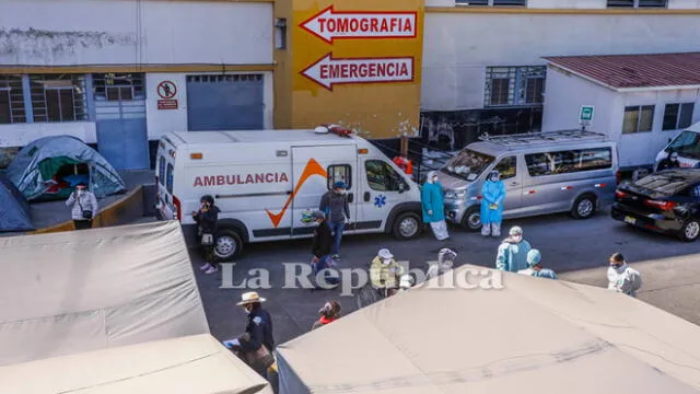 Hospital COVID-19 Arequipa. En el fondo, el exhausto personal médico del hospital Honorio Delgado
