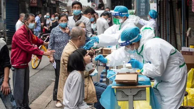 Personal sanitario haciendo pruebas de coronavirus. Foto: AFP.