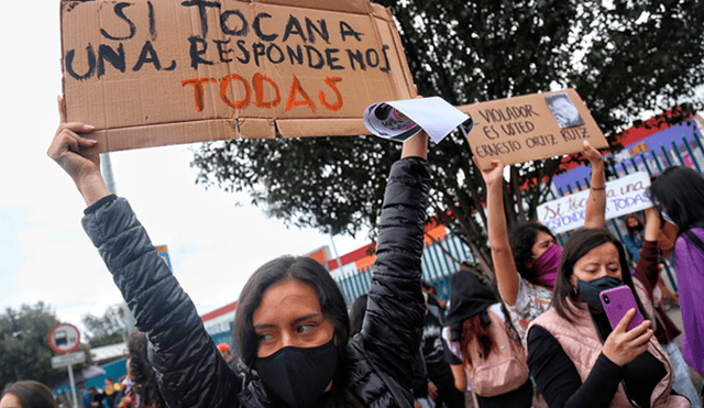 Mujeres protestan frente a EPS por presunta violación de un ginecólogo. Foto: Colprensa