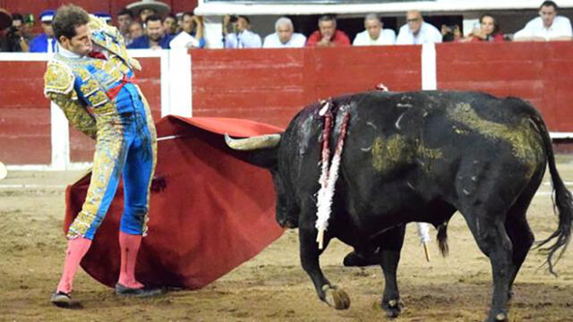 Torero mexicano 'perdona' vida de toro, pero público exigió su muerte [VIDEO]