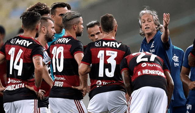 Árbitro argentino le dio la mano a entrenador de Flamengo antes de dar positivo en test de coronavirus