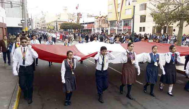 Deportistas y alumnos desfilaron por la reincorporación de Tacna