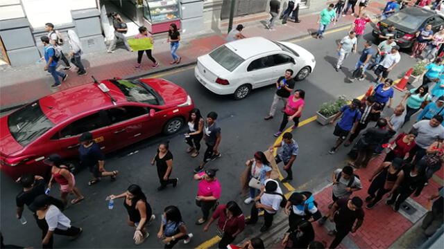 Congestión vehicular por protesta de comerciantes de Mesa Redonda