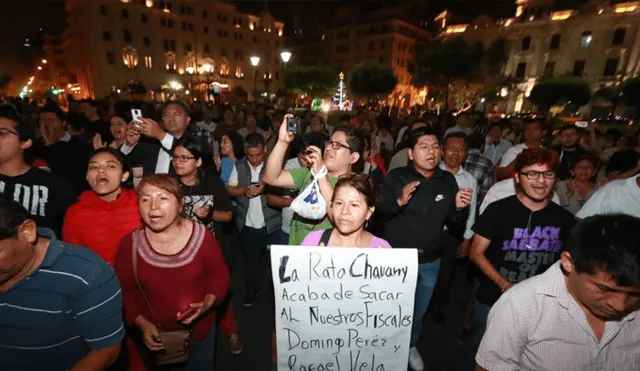 Marcha contra Pedro Chávarry en apoyo a Domingo Pérez y Vela