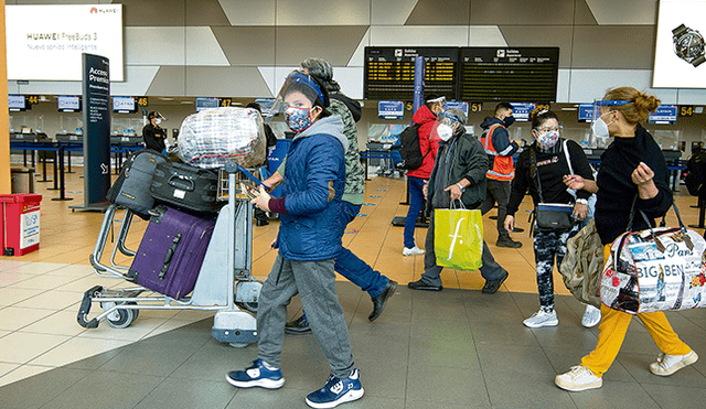 Medidas. El terminal recomienda que los viajeros lleguen con tres horas de anticipación a sus instalaciones. Foto: John Reyes.