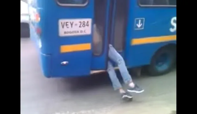 YouTube: Ladrón intentó robar en bus de transporte público y recibió una dura lección