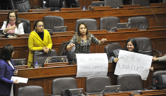 Guerra de carteles. Durante casi toda la sesión, legisladoras de Fuerza Popular y Nuevo Perú mostraron pancartas a favor y en contra de la paridad.