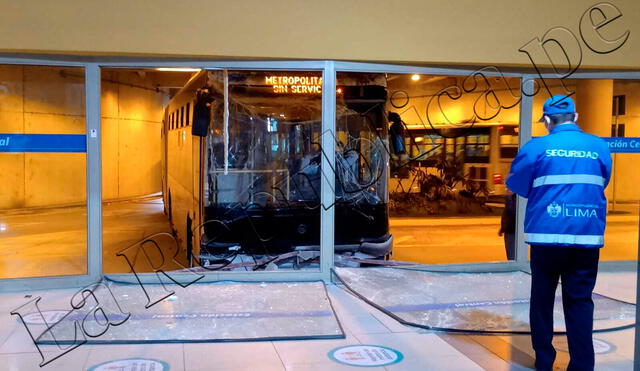 Reportan accidente en estación Central del Metropolitano. Foto: John Reyes / La República.