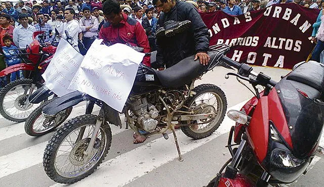 Ronderos obligan a ladrones devolver once motos robadas
