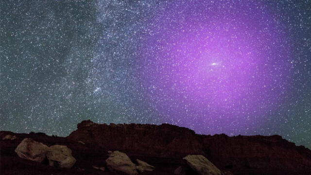 Halo de gas alrededor de Andrómeda. La imagen muestra cómo se vería en el cielo si fuera más brillante. Fuente: NASA / ESA.