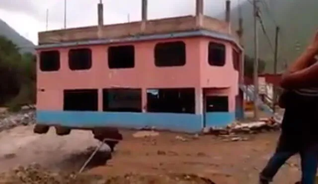Graban en Facebook el momento en que una casa es arrasada por la fuerza del río Rímac [VIDEO]