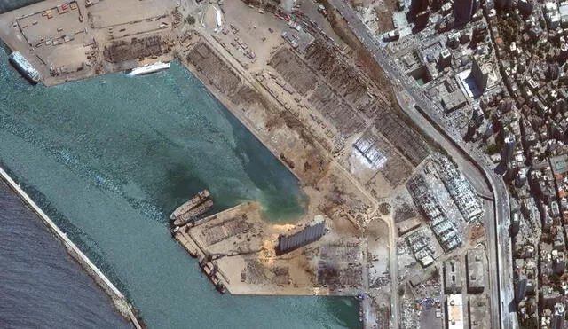 Imagen satelital tomada por MAXAR Technologies muestra la devastación en Beirut. Foto: EFE.