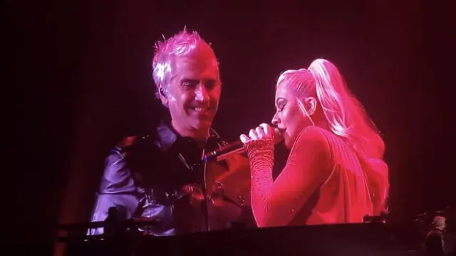 Alejandro Fernández se muestra cariñoso con Christina Aguilera durante show