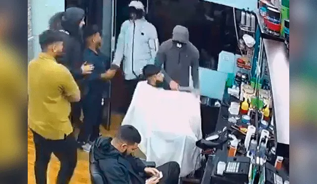 Fue asaltado con arma blanca en peluquería y pide a barbero que continúe con su corte [VIDEO]