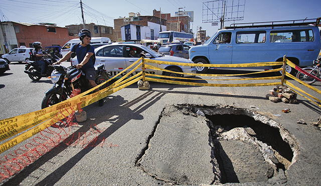 Chiclayo: Por antigüedad de tuberías se hundió pavimento y deja forado de ocho metros 