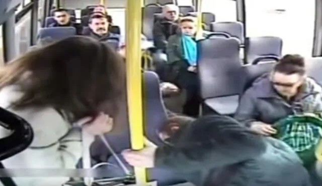 YouTube: El momento exacto de un sofisticado robo dentro de un bus de transporte público 