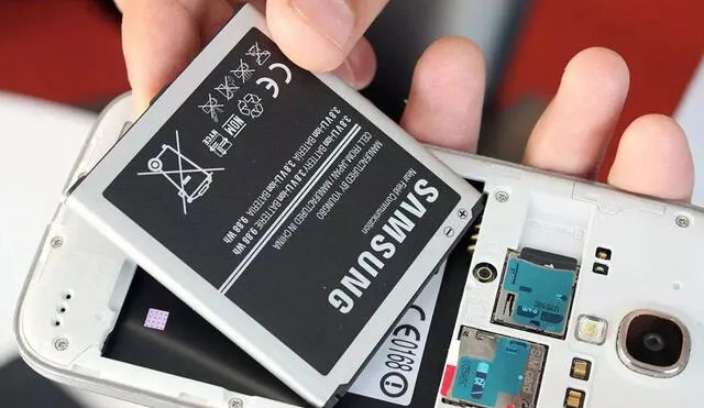 Muchos extrañan los smartphone con baterías extraíbles. Foto: Movilzona