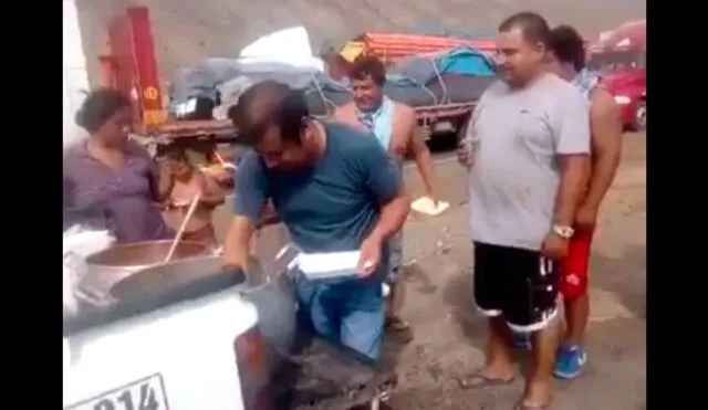 Huaicos en el Perú: Buen samaritano alimentó a los choferes varados en Huarmey [VIDEO]