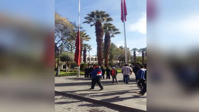 Izan bandera de Arequipa a media asta en protesta contra la corrupción