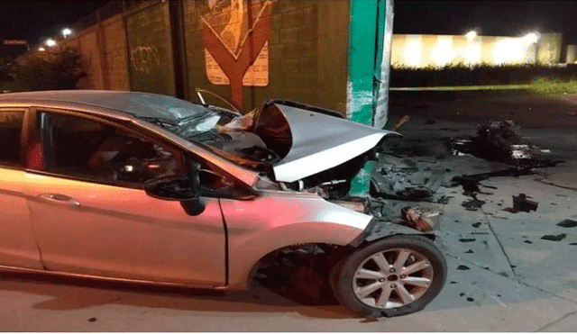 Joven muere prensado al impactar su auto contra la fachada de un mercado