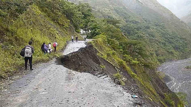 Derrumbes. La vía que une el distrito de Vilcabamba con Incahuasi (Cusco) colapsó la madrugada de ayer por las fuertes lluvias.