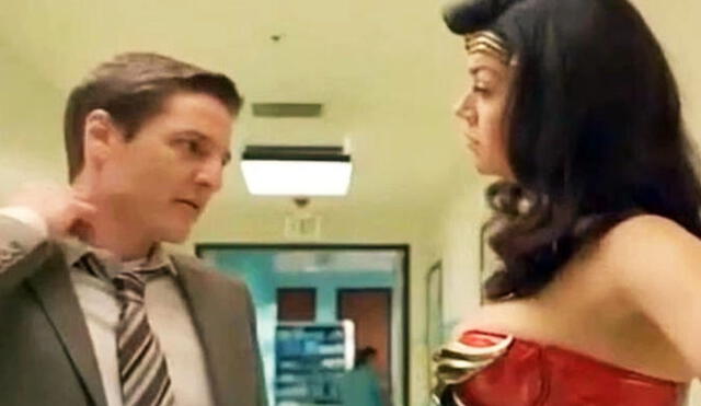 Pedro Pascal junto a Adrianne Palicki en la cancelada serie de Wonder Woman de 2011. Foto: CBS