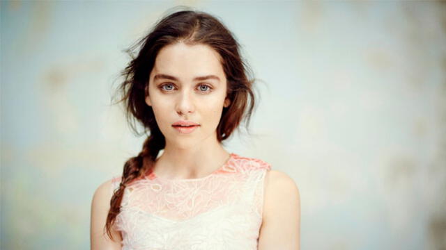 Emilia Clarke se pasea disfrazada de Jon Snow y nadie se da cuenta [VIDEO]