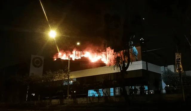 La Victoria: incendio en edificio Deltron se reaviva [VIDEO]