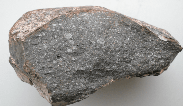 Pieza del meteorito Sahara 97096 (de unos 10 cm de largo), una condrita enstatita que contiene aproximadamente un 0,5% en peso de agua. Fuente: L. Piani, Museo de Historia Natural de París.