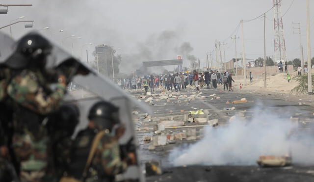 Enfrentamiento entre pobladores de la zona de Barrio Chino y las fuerzas del orden. Fotos: Jorge Cerdán/ La República