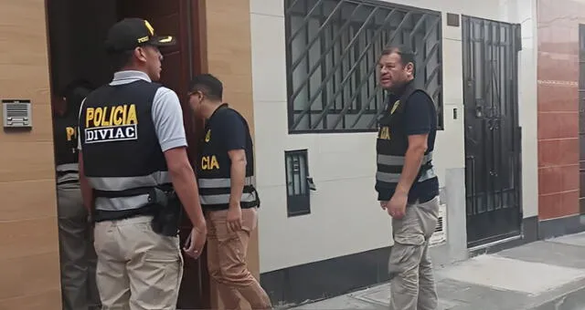 Agentes de la Diviac entrando a la casa de Sarratea, cuyo dueño es Segundo Alejandro Sánchez Sánchez. Foto: difusión