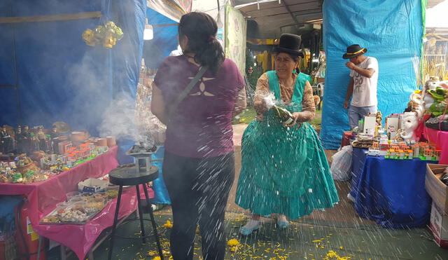 Curandera puneña realiza baño en champagne en Arequipa. Foto: Wilder Pari / URPI-LR