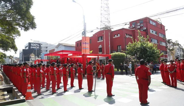 300 bomberos voluntarios se graduaron para salvar vidas en Lima [FOTOS]