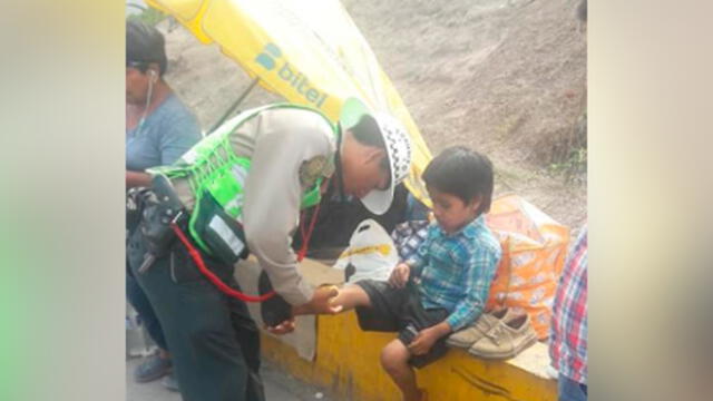 Policía ayuda a niño en puente Caquetá. Créditos: Facebook.