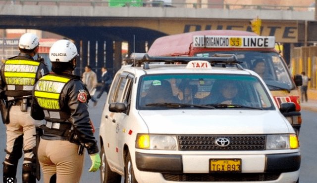 Una mujer tomó el falso colectivo en el paradero Puente Nuevo, El Agustino. Foto: Infobae