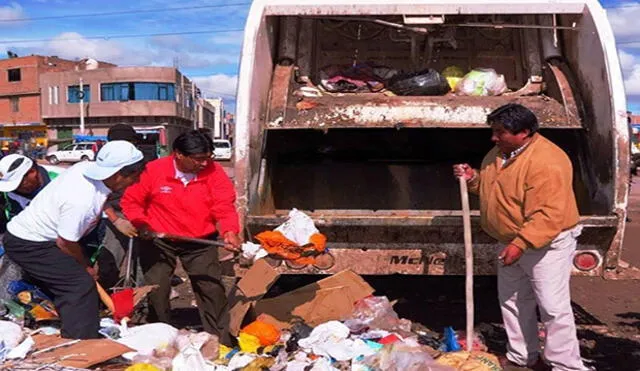 Alcalde salió a recoger la basura de las calles de Juliaca 